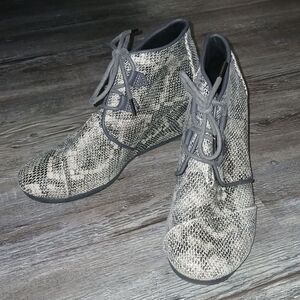 Toms Kala Snakeskin wedge heel ankle booties Sz 8.5 GUC